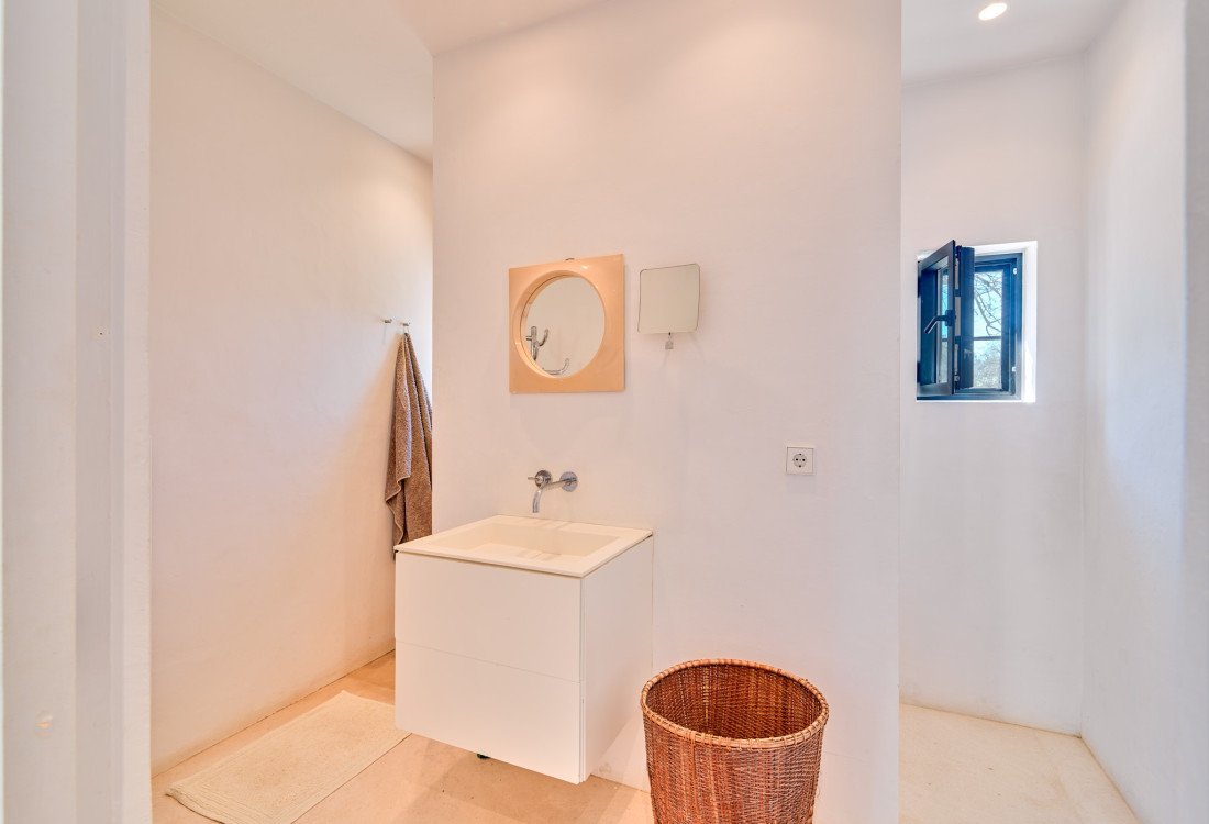 Exclusive modern villa designed by a famous architet, nested in its own natural park. - 26