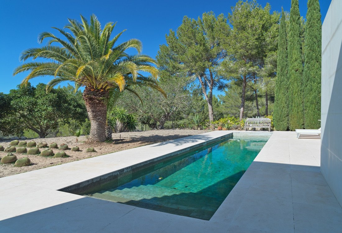 Exclusive modern villa designed by a famous architet, nested in its own natural park. - 2