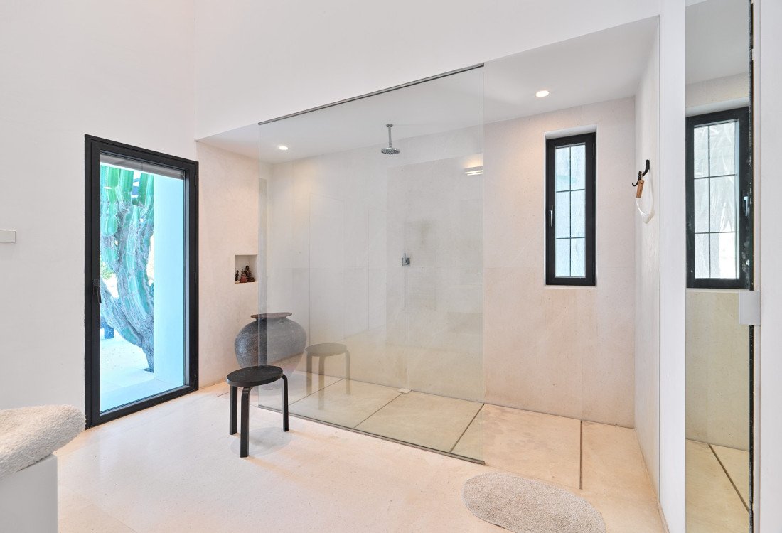 Exclusive modern villa designed by a famous architet, nested in its own natural park. - 11