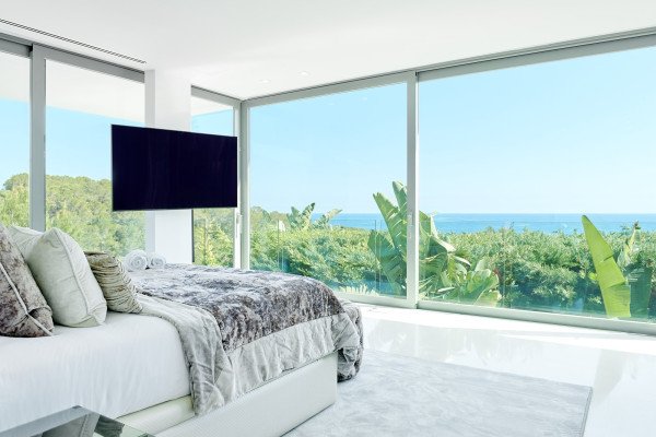 Pure luxury in first sea line with panoramic sea views in a very desirable location - 4