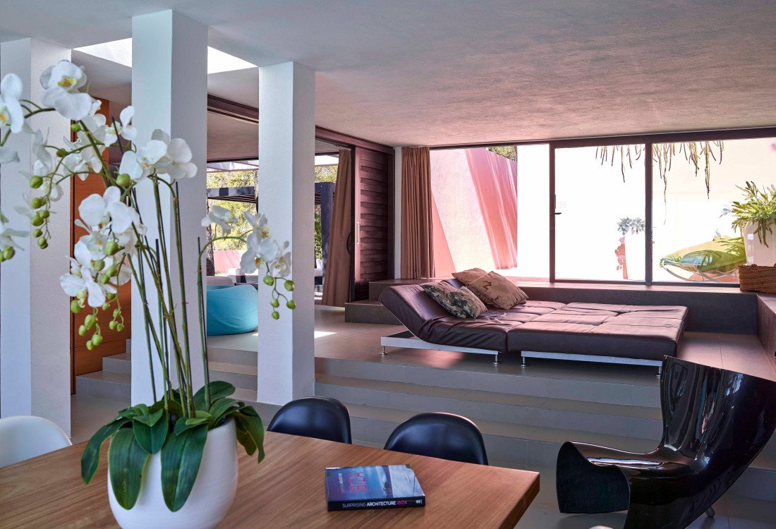 Moderna villa con impresionantes vistas en una zona tranquila y muy privada, enclavada entre Cala Tarida y Cala D'hort - 13