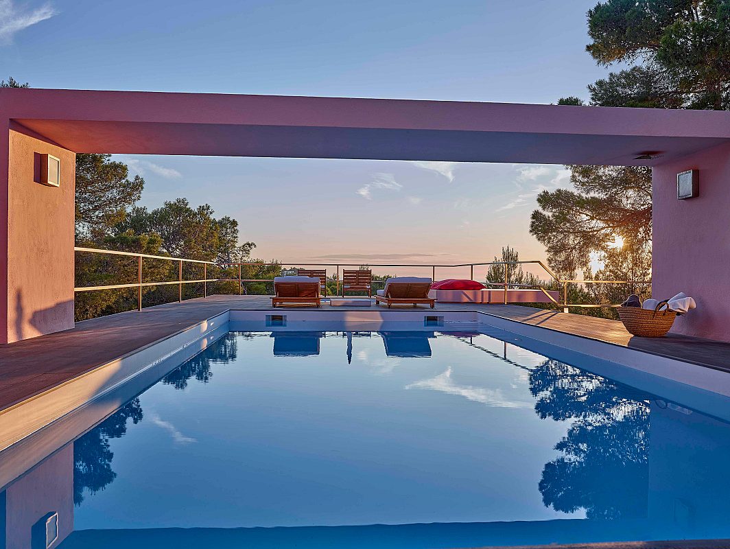 Moderna villa con impresionantes vistas en una zona tranquila y muy privada, enclavada entre Cala Tarida y Cala D'hort - 1