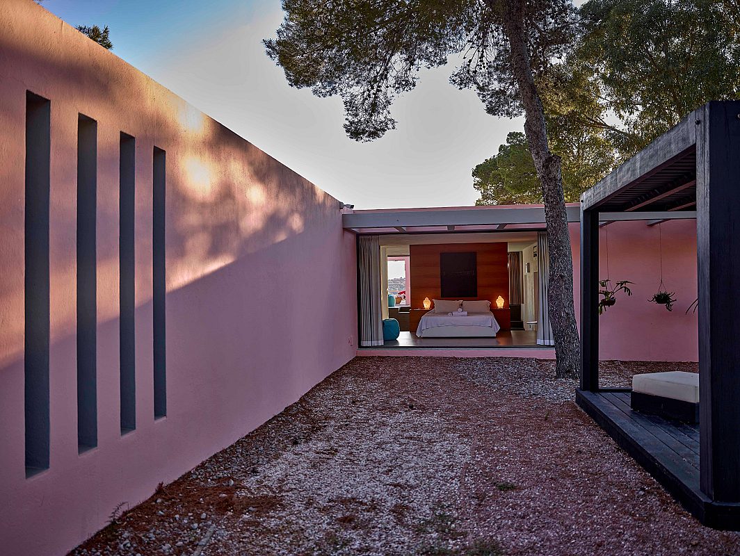 Moderna villa con impresionantes vistas en una zona tranquila y muy privada, enclavada entre Cala Tarida y Cala D'hort - 53