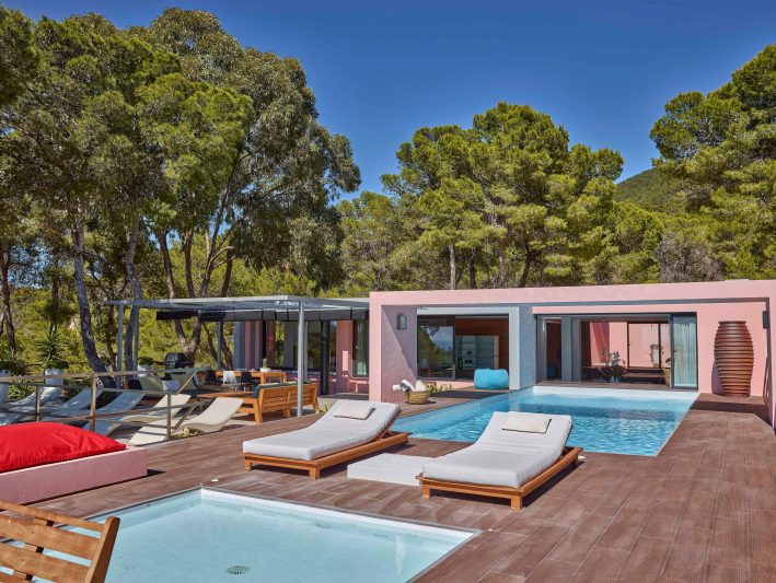 Moderna villa con impresionantes vistas en una zona tranquila y muy privada, enclavada entre Cala Tarida y Cala D'hort - 2