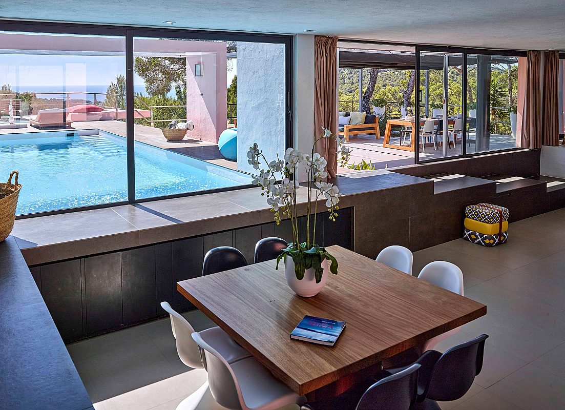 Moderna villa con impresionantes vistas en una zona tranquila y muy privada, enclavada entre Cala Tarida y Cala D'hort - 35