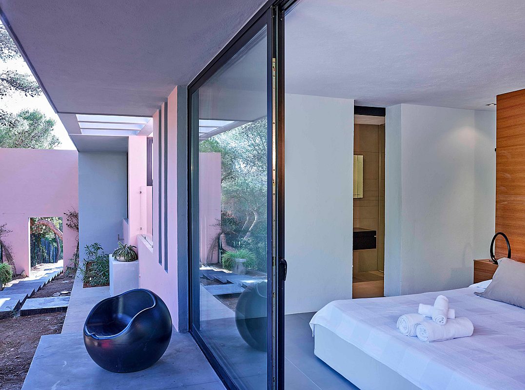 Moderna villa con impresionantes vistas en una zona tranquila y muy privada, enclavada entre Cala Tarida y Cala D'hort - 23
