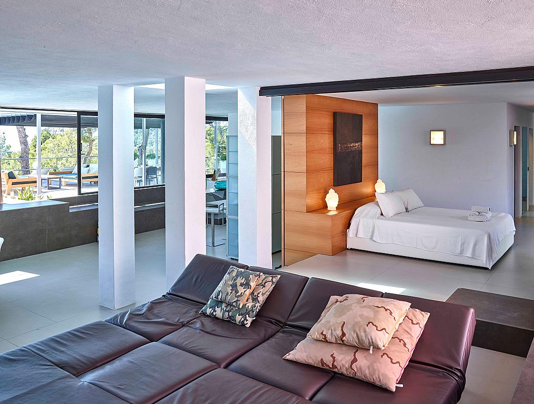 Moderna villa con impresionantes vistas en una zona tranquila y muy privada, enclavada entre Cala Tarida y Cala D'hort - 14