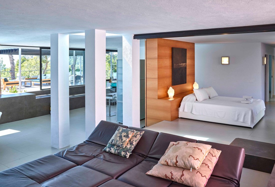 Moderna villa con impresionantes vistas en una zona tranquila y muy privada, enclavada entre Cala Tarida y Cala D'hort - 14