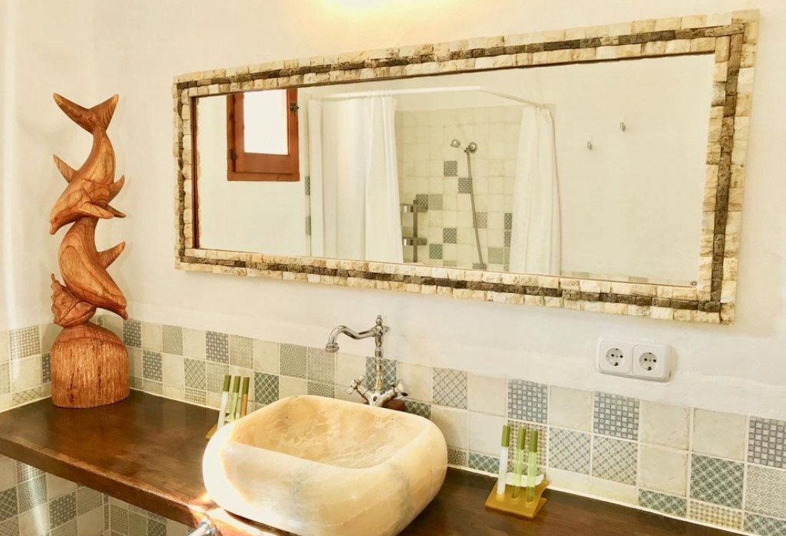 Una villa que combina una finca original con instalaciones modernas, creando un entorno agradable que proporciona privacidad a todos los huéspedes.  - 15