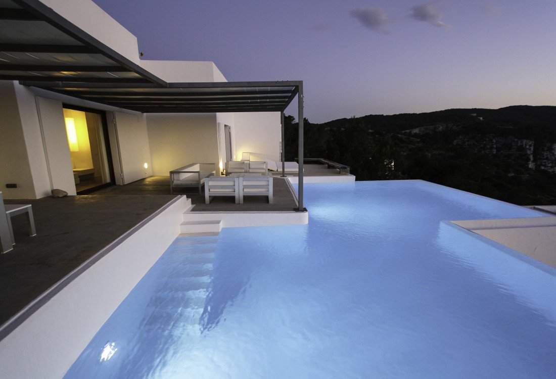 Minimalist seafront mansion with fantastic views - 21