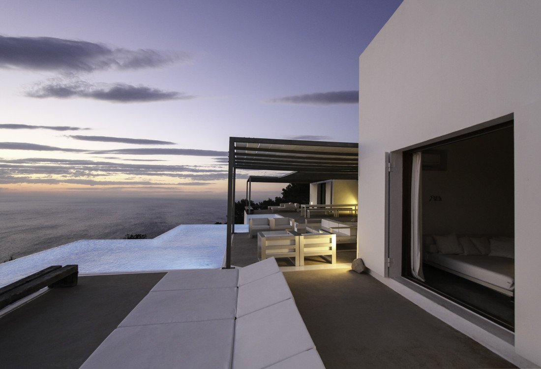 Minimalist seafront mansion with fantastic views - 22