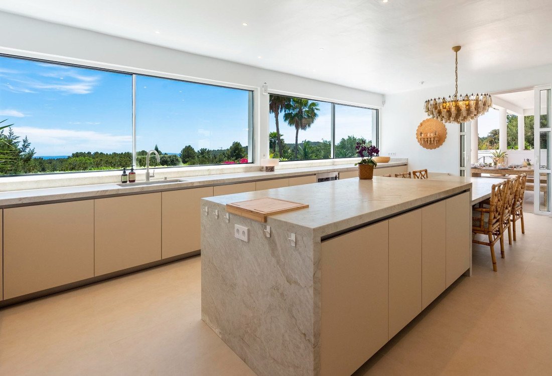 Wunderschöne Familienvilla in sehr begehrter Lage, mit großen Außenbereichen und Meerblick  - 2