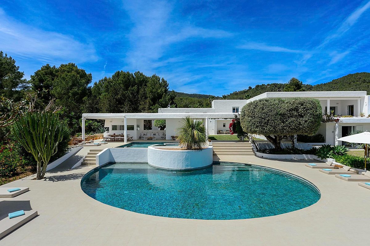 Preciosa villa familiar en una zona muy solicitada, con amplios espacios exteriores y vistas al mar  - 9