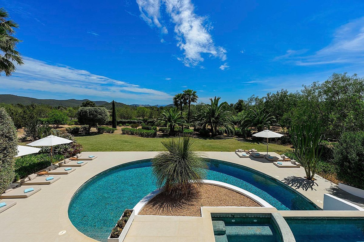 Preciosa villa familiar en una zona muy solicitada, con amplios espacios exteriores y vistas al mar  - 13