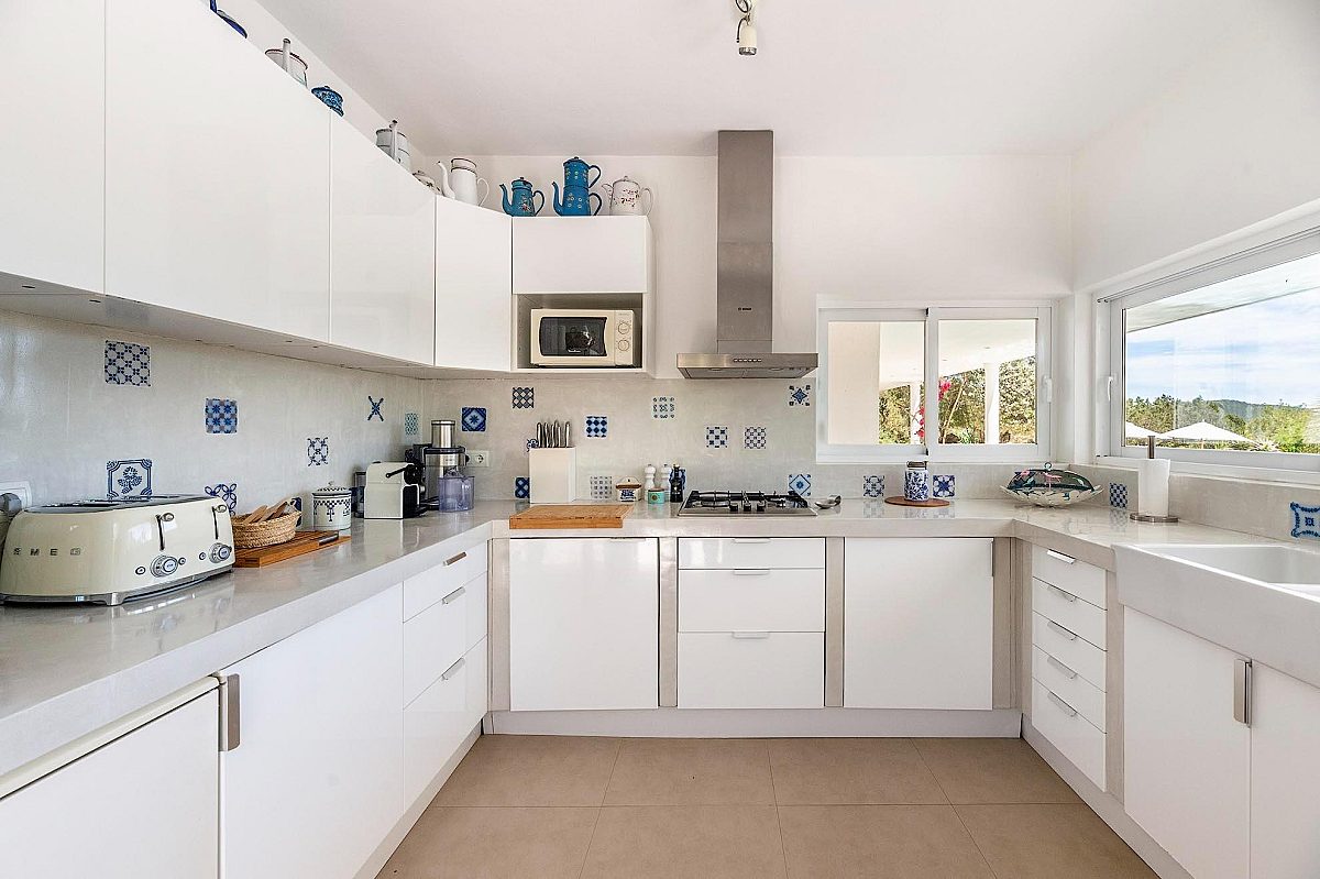 Preciosa villa familiar en una zona muy solicitada, con amplios espacios exteriores y vistas al mar  - 43