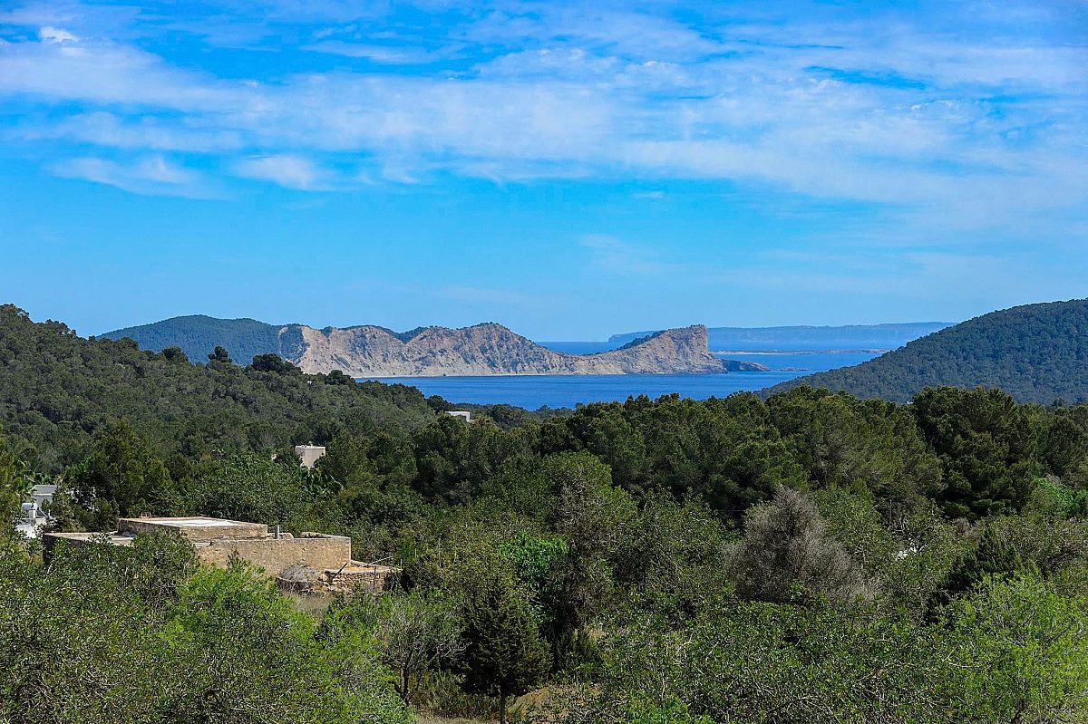 Preciosa villa familiar en una zona muy solicitada, con amplios espacios exteriores y vistas al mar  - 5