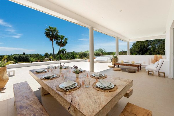 Beautiful family villa in an extremely sought-after location, with large outdoor spaces and sea views  - 3