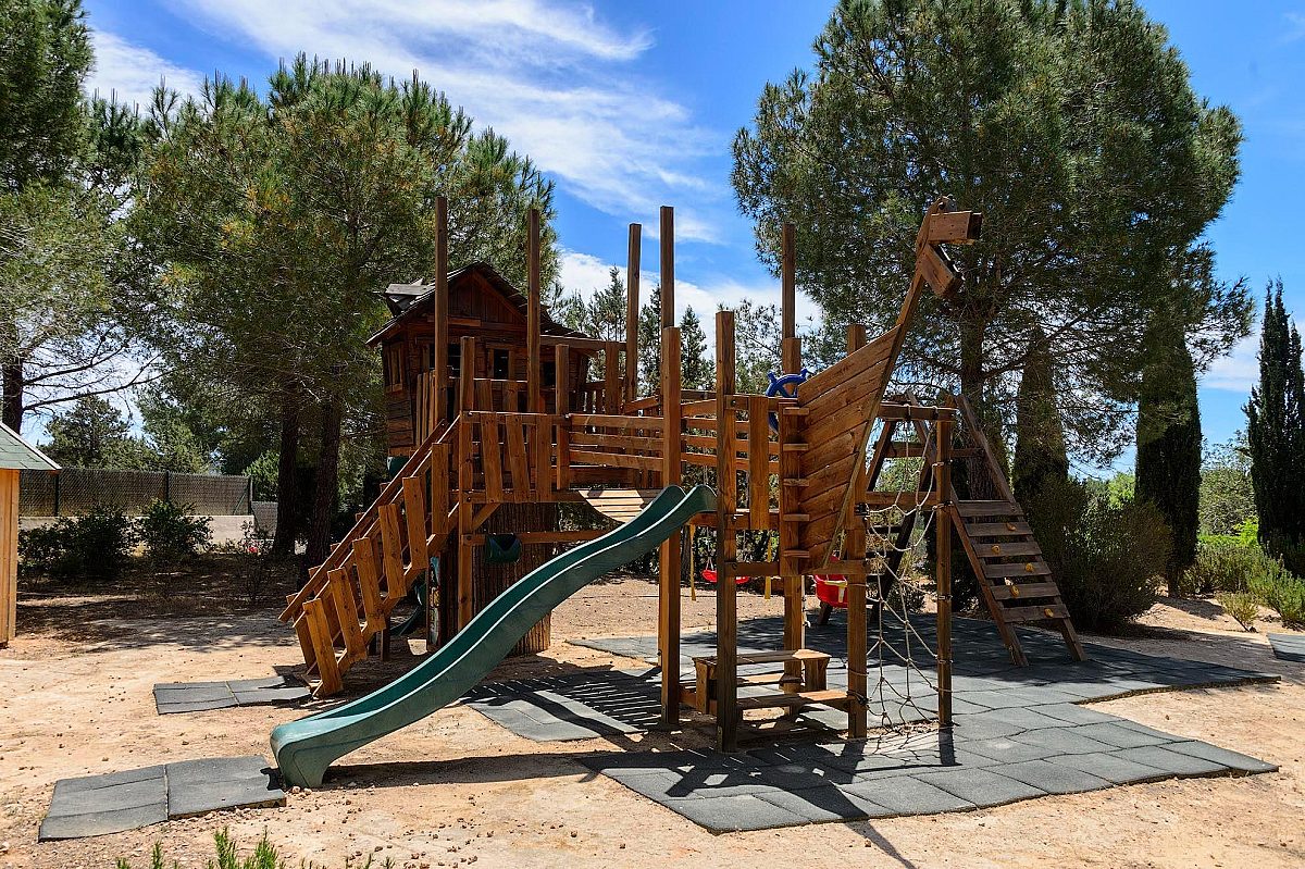 Preciosa villa familiar en una zona muy solicitada, con amplios espacios exteriores y vistas al mar  - 80