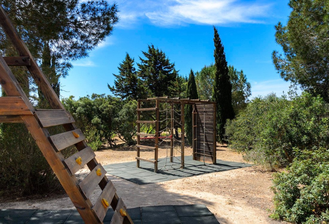 Wunderschöne Familienvilla in sehr begehrter Lage, mit großen Außenbereichen und Meerblick  - 81