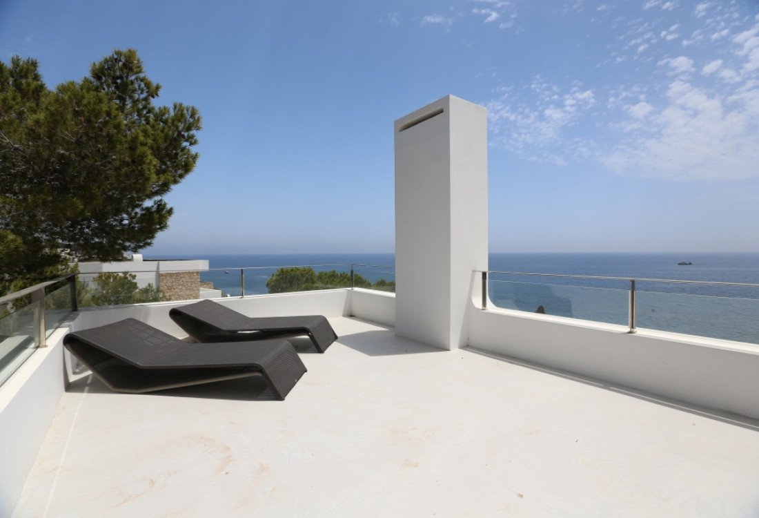 Stylish modern villa with outstanding sea views - 18