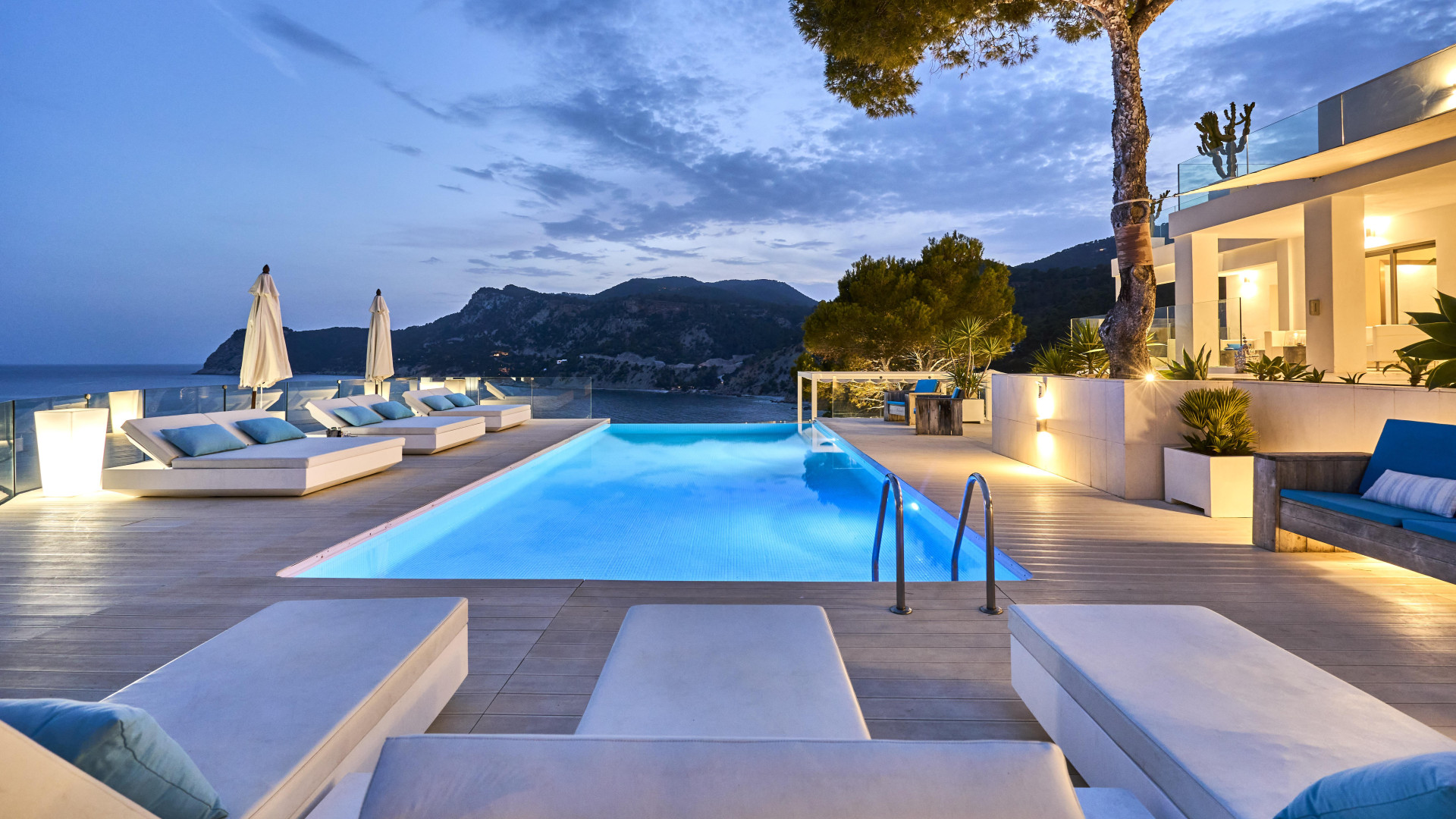 Pure luxury in first sea line with panoramic sea views - 35