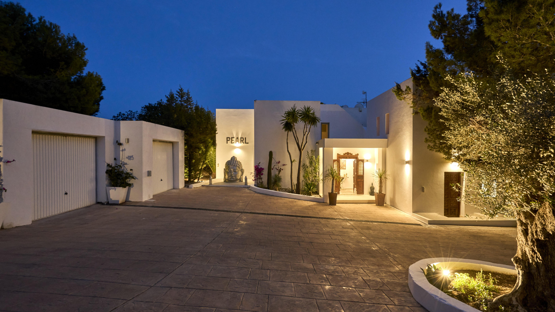 Pure luxury in first sea line with panoramic sea views - 34