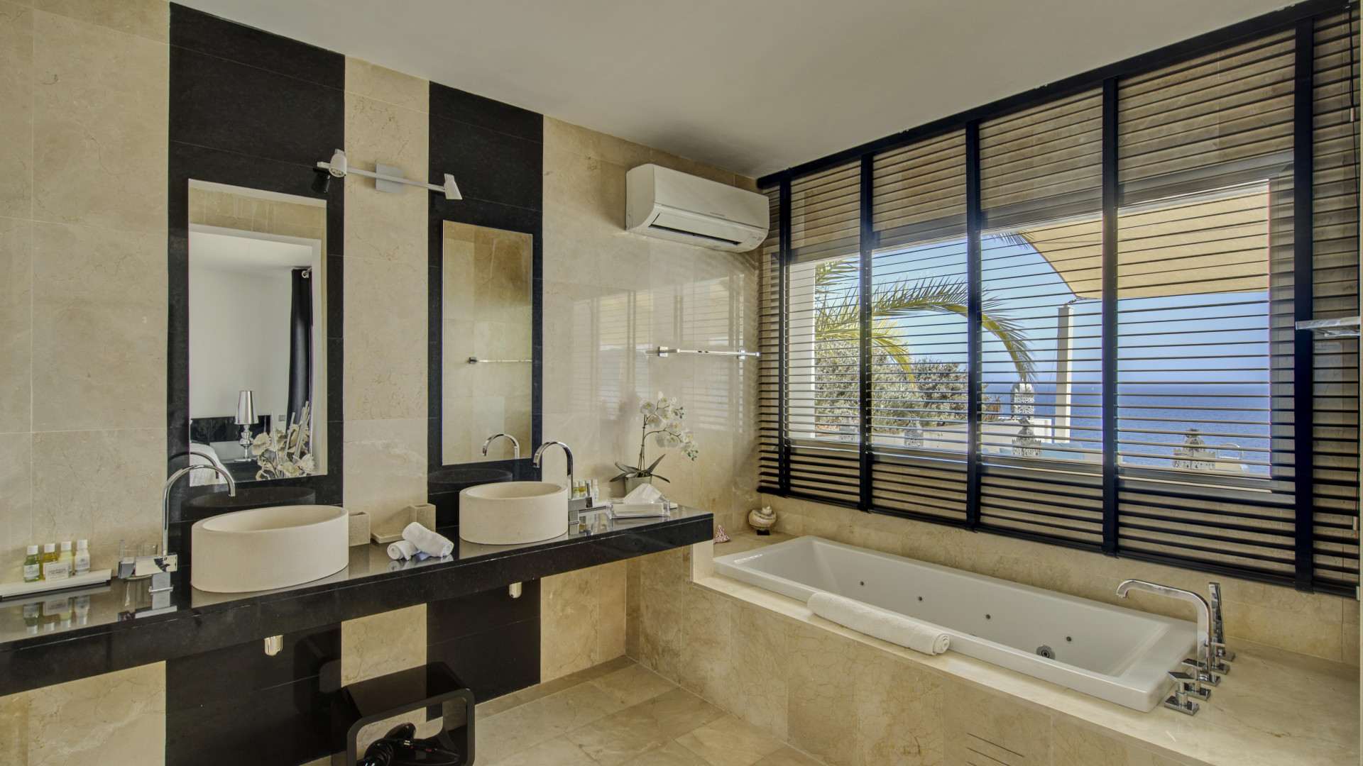 Pure luxury in first sea line with panoramic sea views - 24