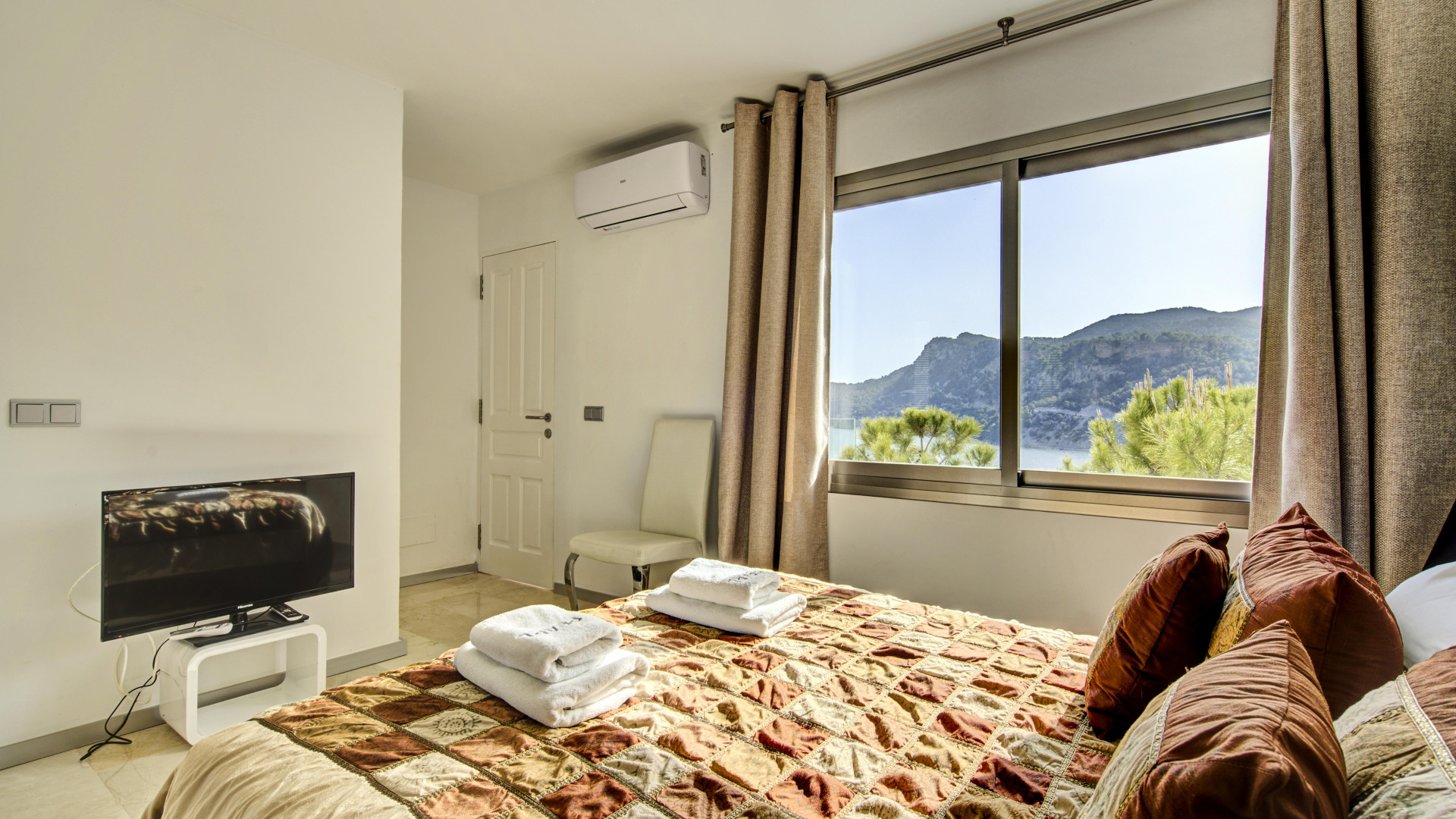 Pure luxury in first sea line with panoramic sea views - 31