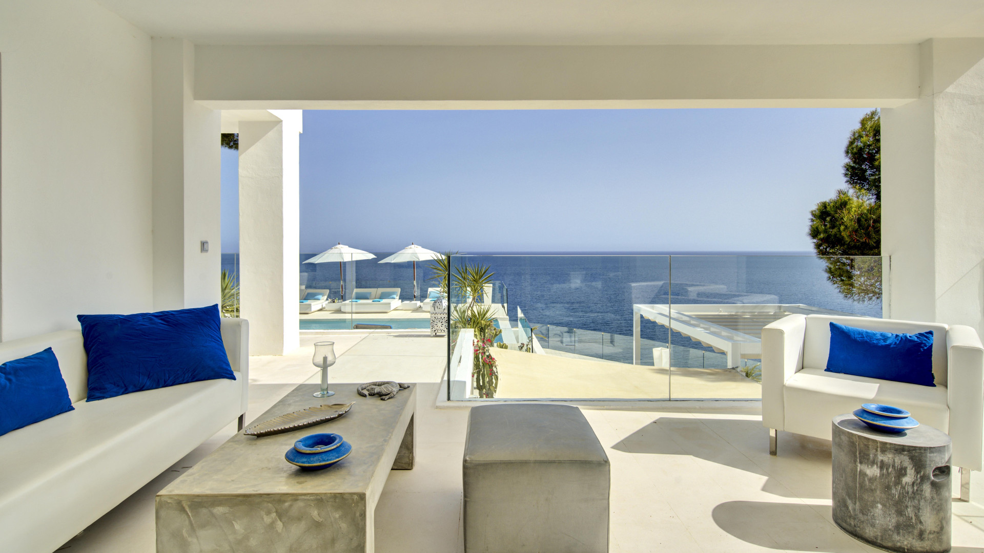 Pure luxury in first sea line with panoramic sea views - 9