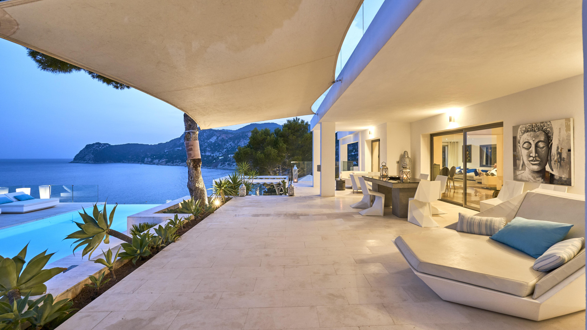 Pure luxury in first sea line with panoramic sea views - 36