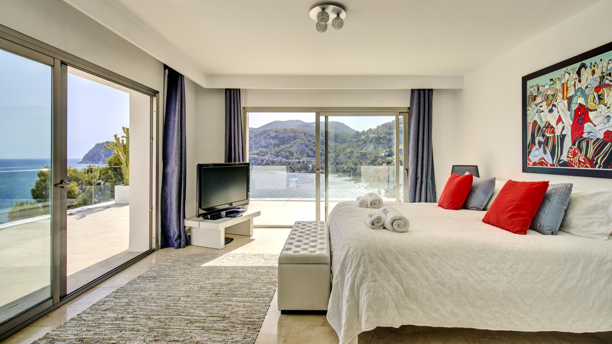 Pure luxury in first sea line with panoramic sea views - 5