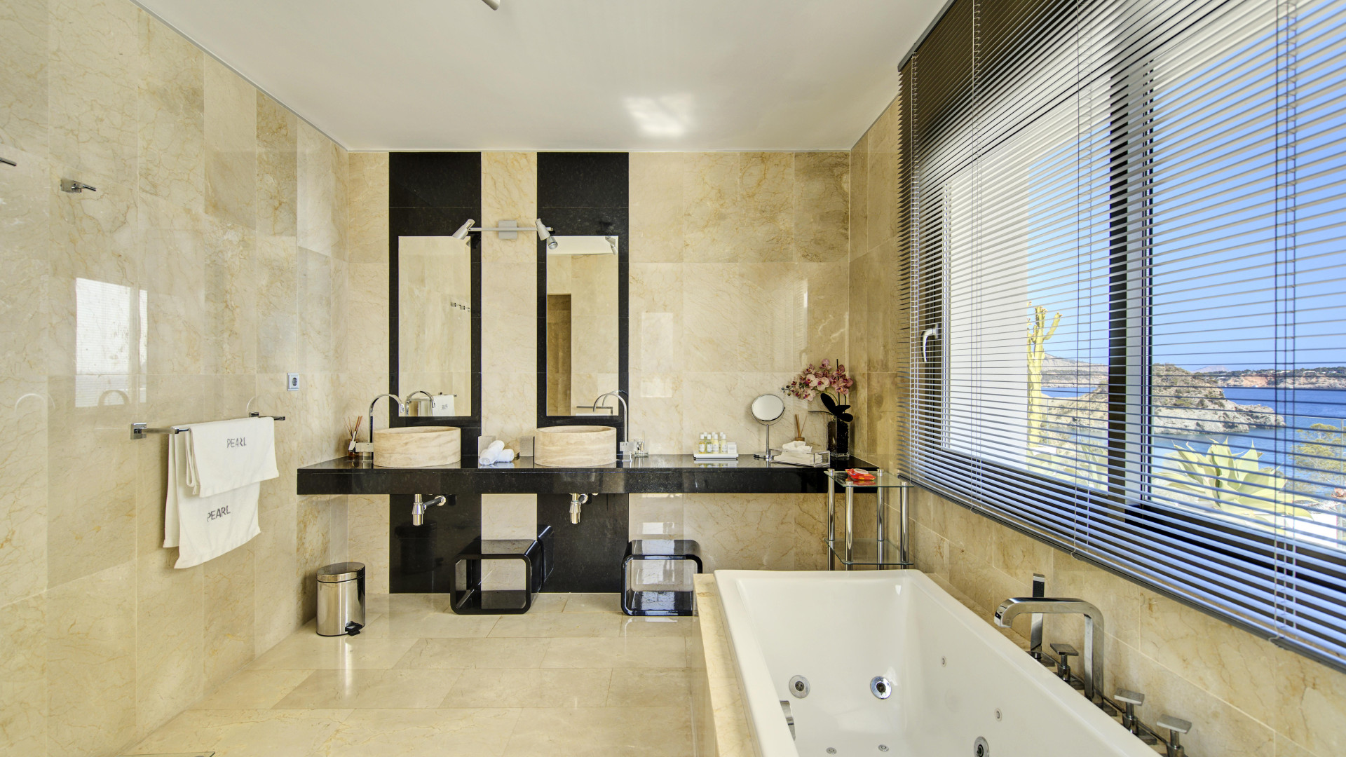 Pure luxury in first sea line with panoramic sea views - 23