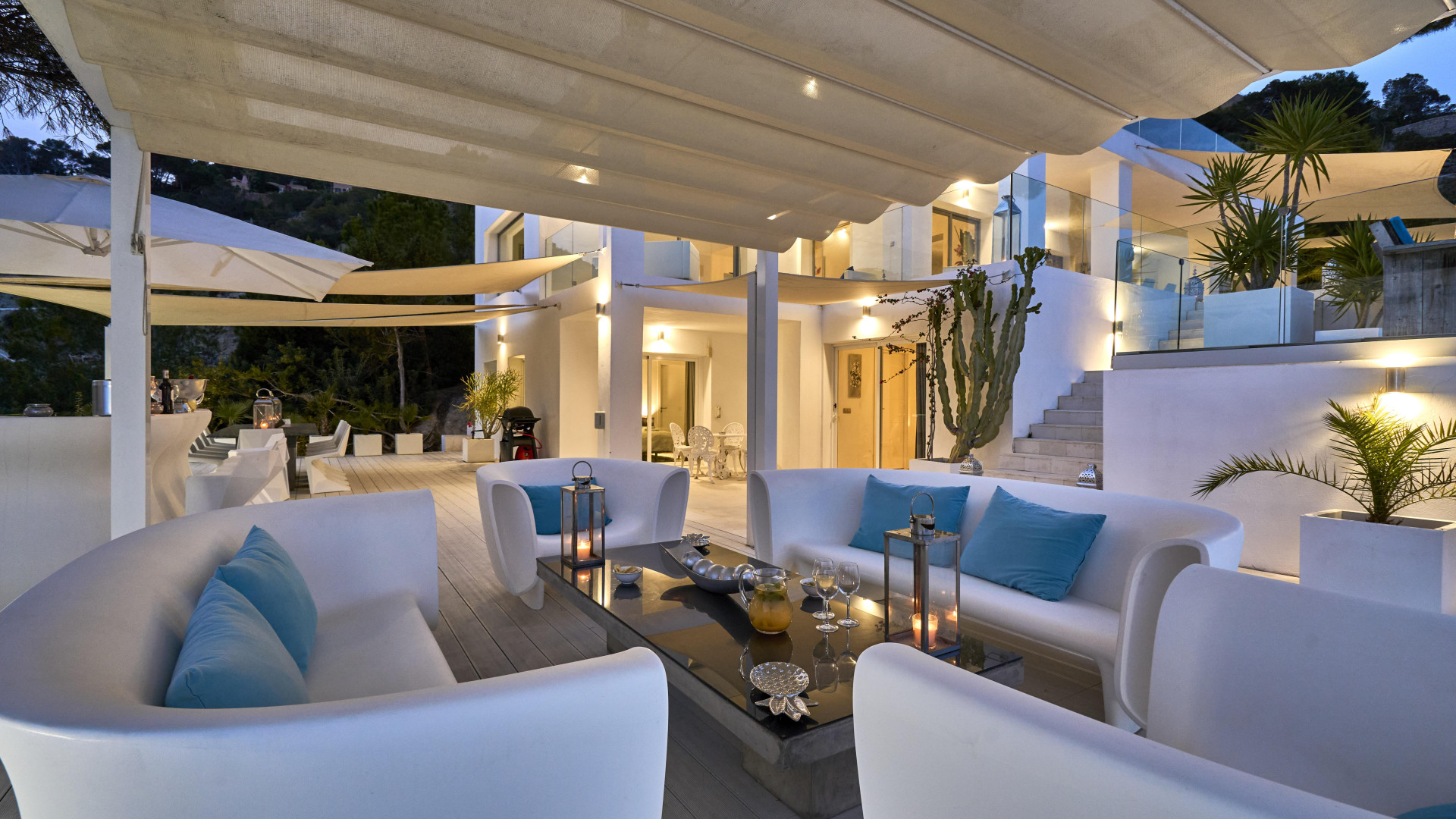 Pure luxury in first sea line with panoramic sea views - 14