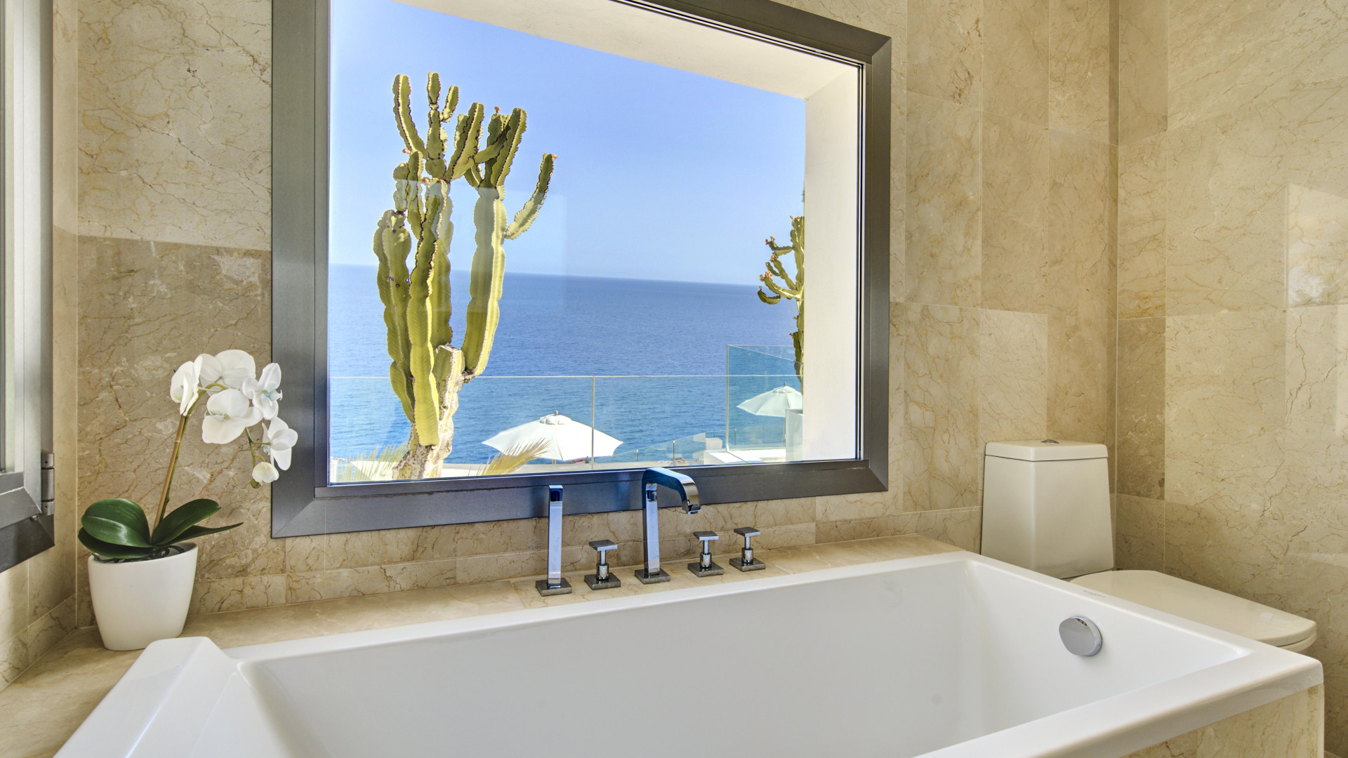 Pure luxury in first sea line with panoramic sea views - 4