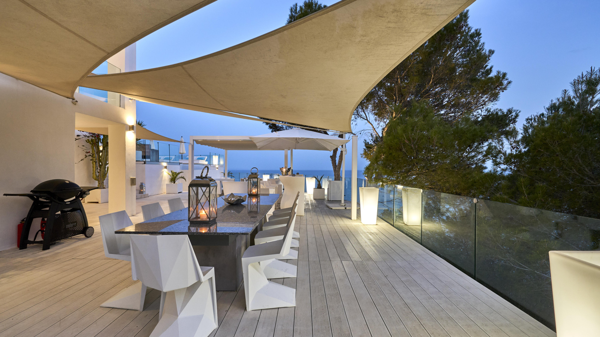 Pure luxury in first sea line with panoramic sea views - 11
