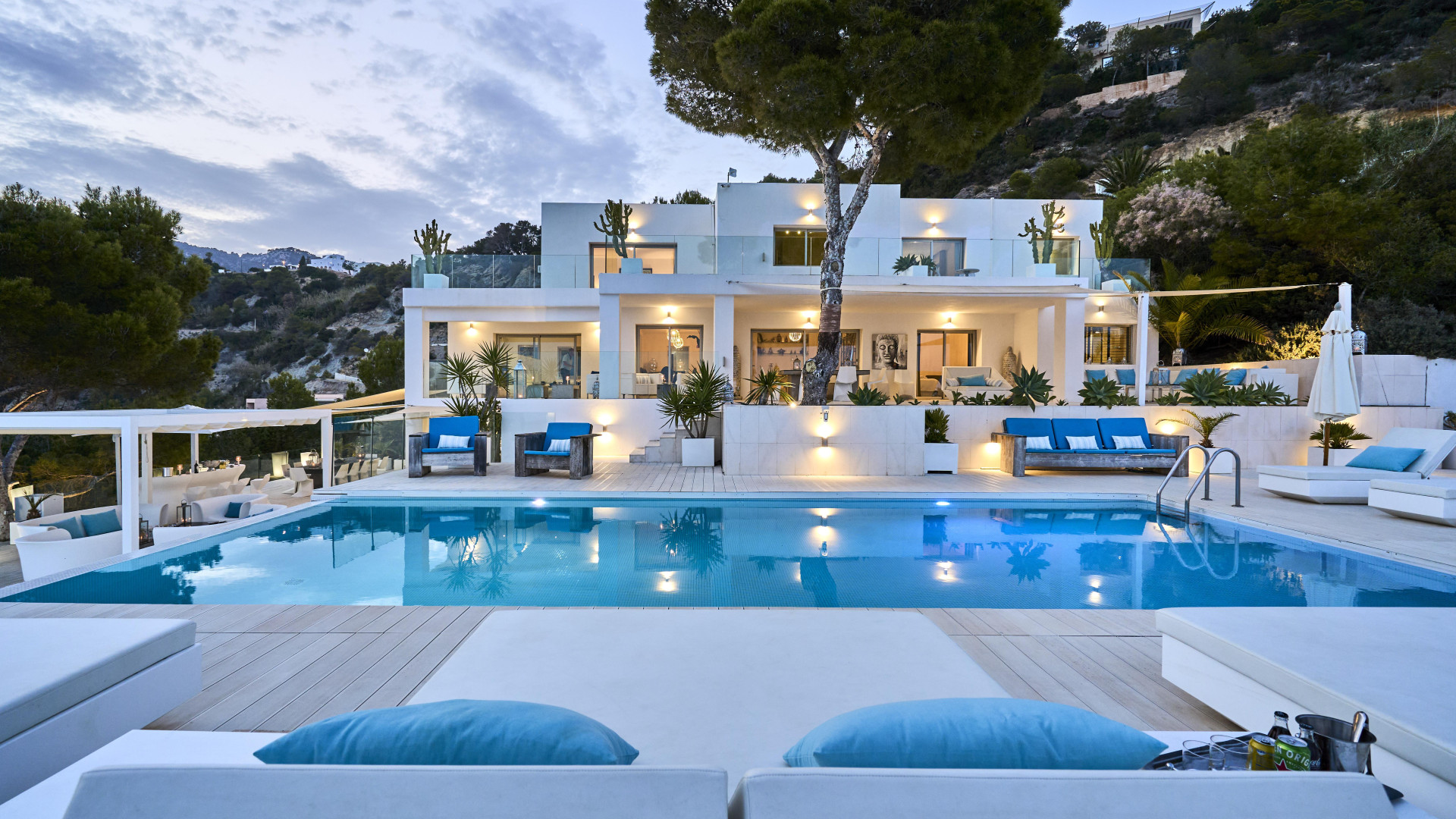 Pure luxury in first sea line with panoramic sea views - 40