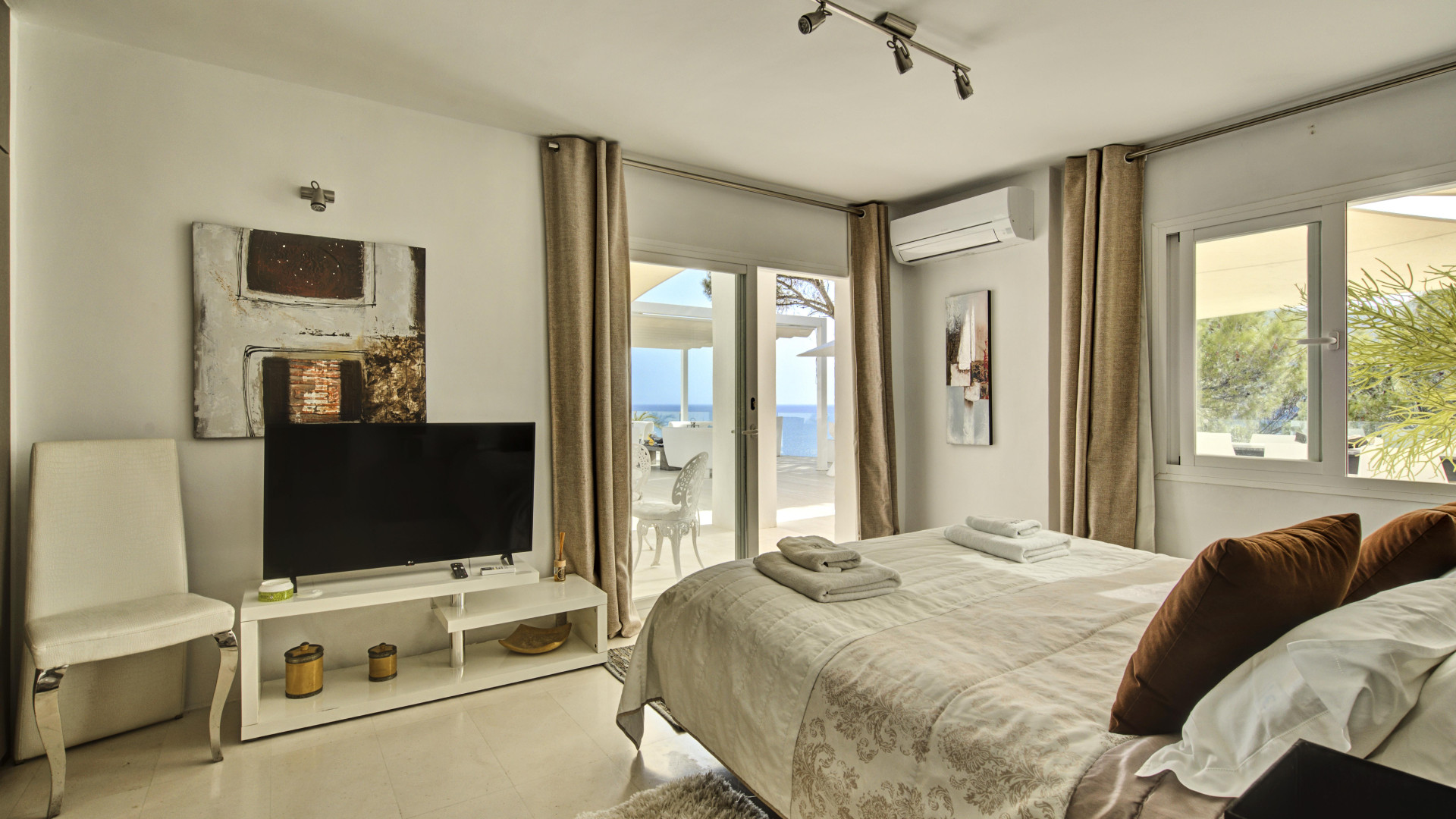 Pure luxury in first sea line with panoramic sea views - 28