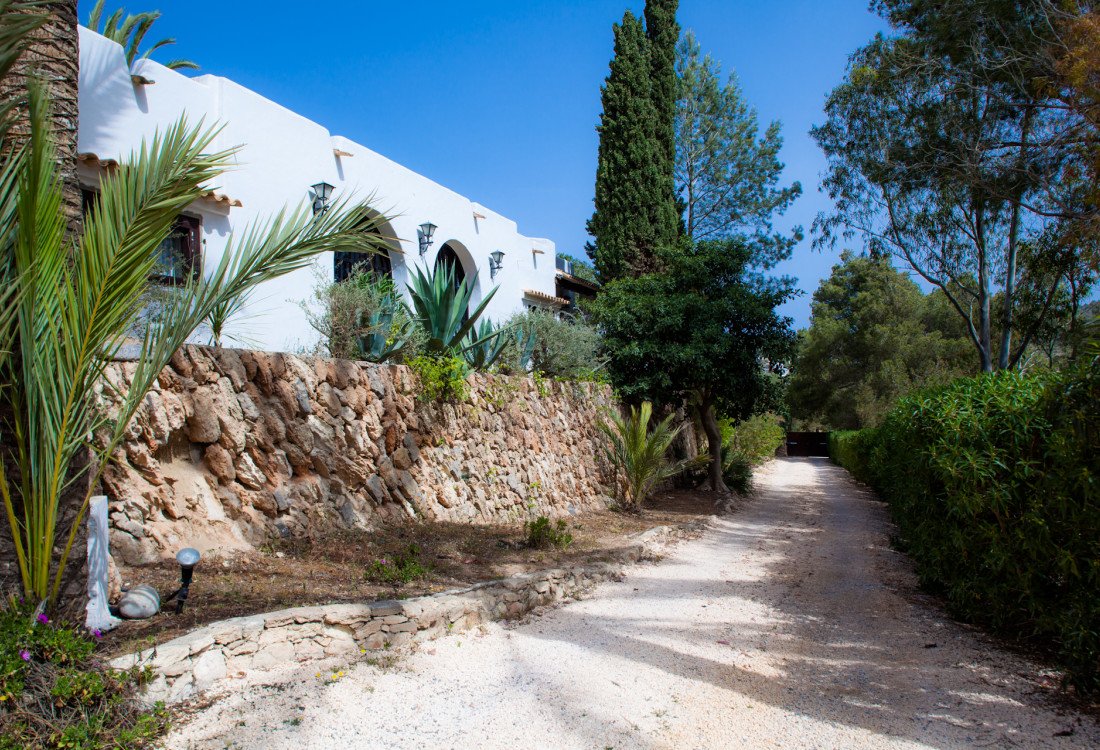 Finca ibicenca auténtica en una ubicación perfecta - 12