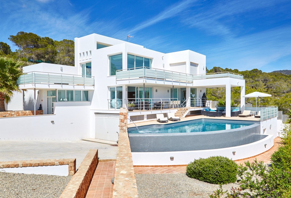 Stylish beach house in Cala Tarida - 2