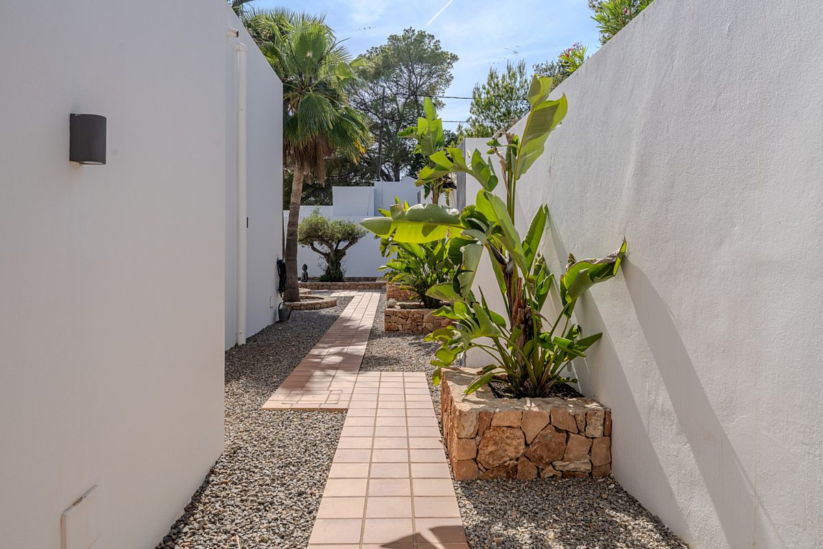 Stylish beach house in Cala Tarida - 19