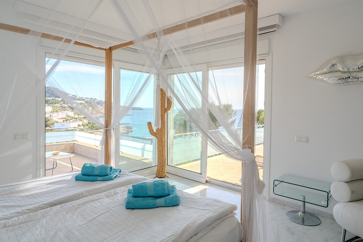 Stylish beach house in Cala Tarida - 12