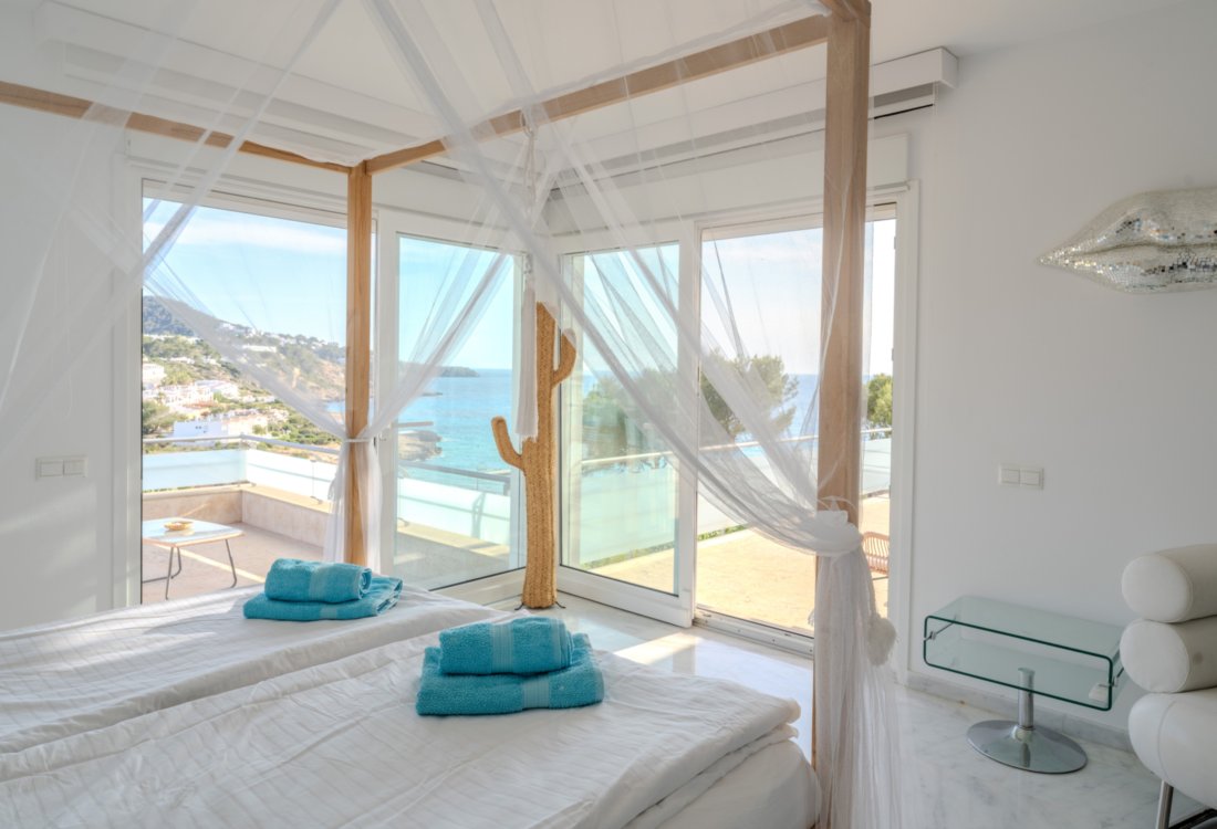 Stylish beach house in Cala Tarida - 16