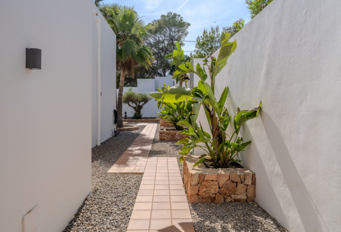 Stylish beach house in Cala Tarida - 14