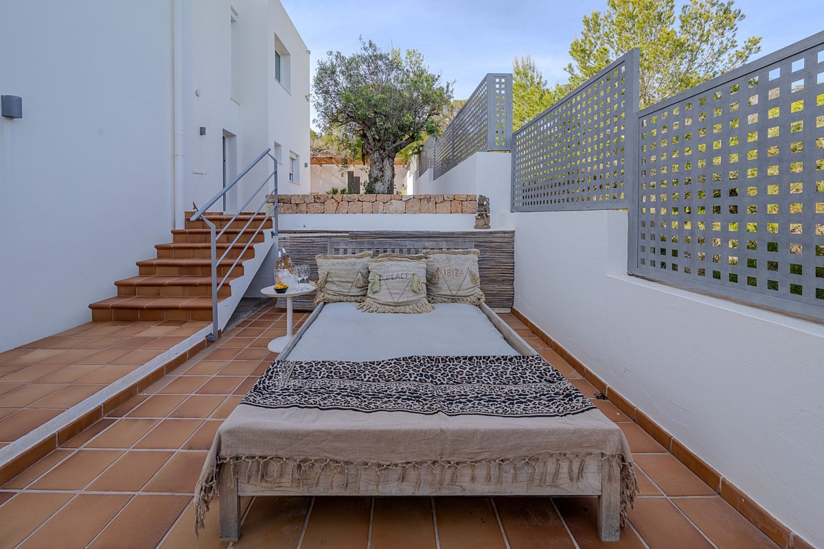Stylish beach house in Cala Tarida - 20