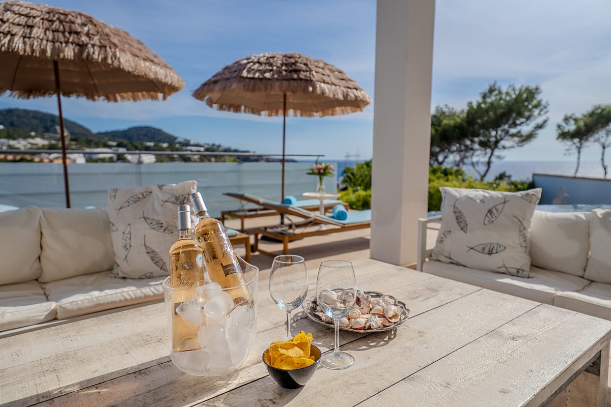 Stylish beach house in Cala Tarida - 18