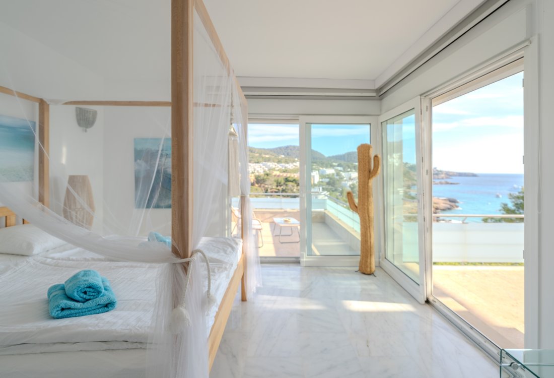 Stylish beach house in Cala Tarida - 12