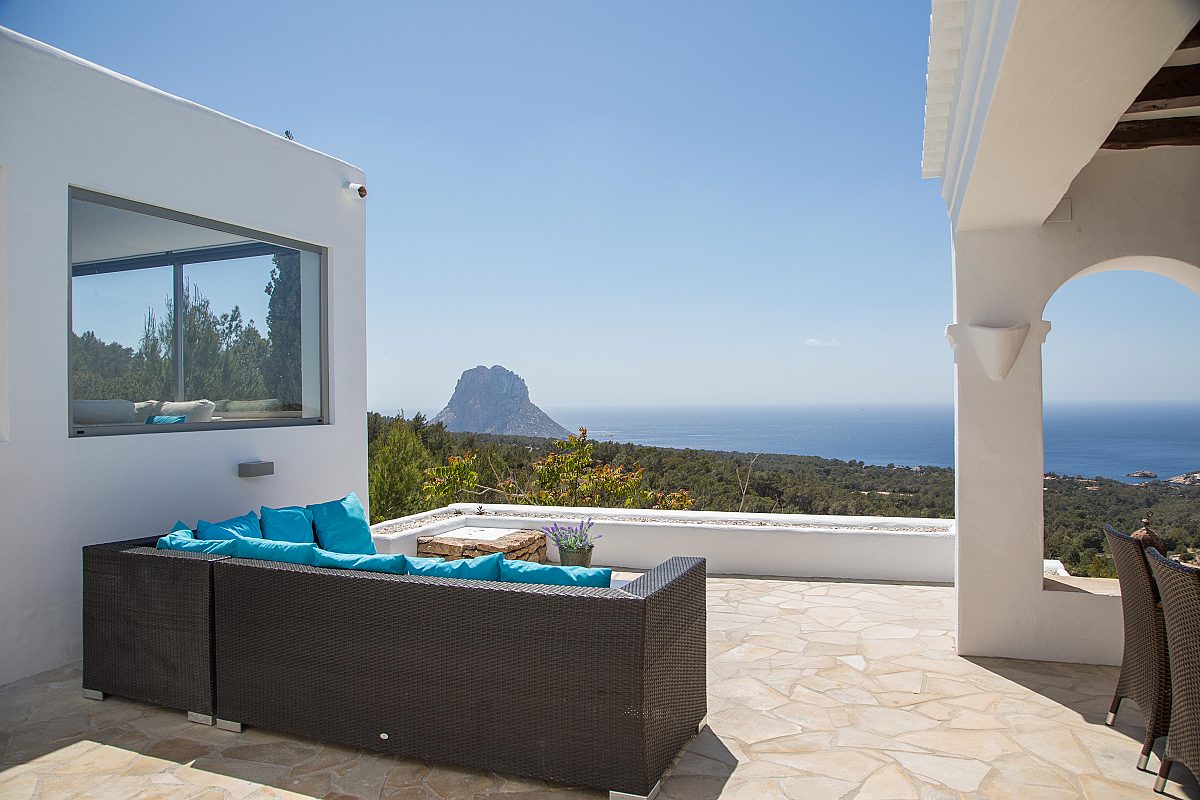 Villa im ibizenkischen Stil mit Ausblick auf den legendären Es Vedra Felsen - 1