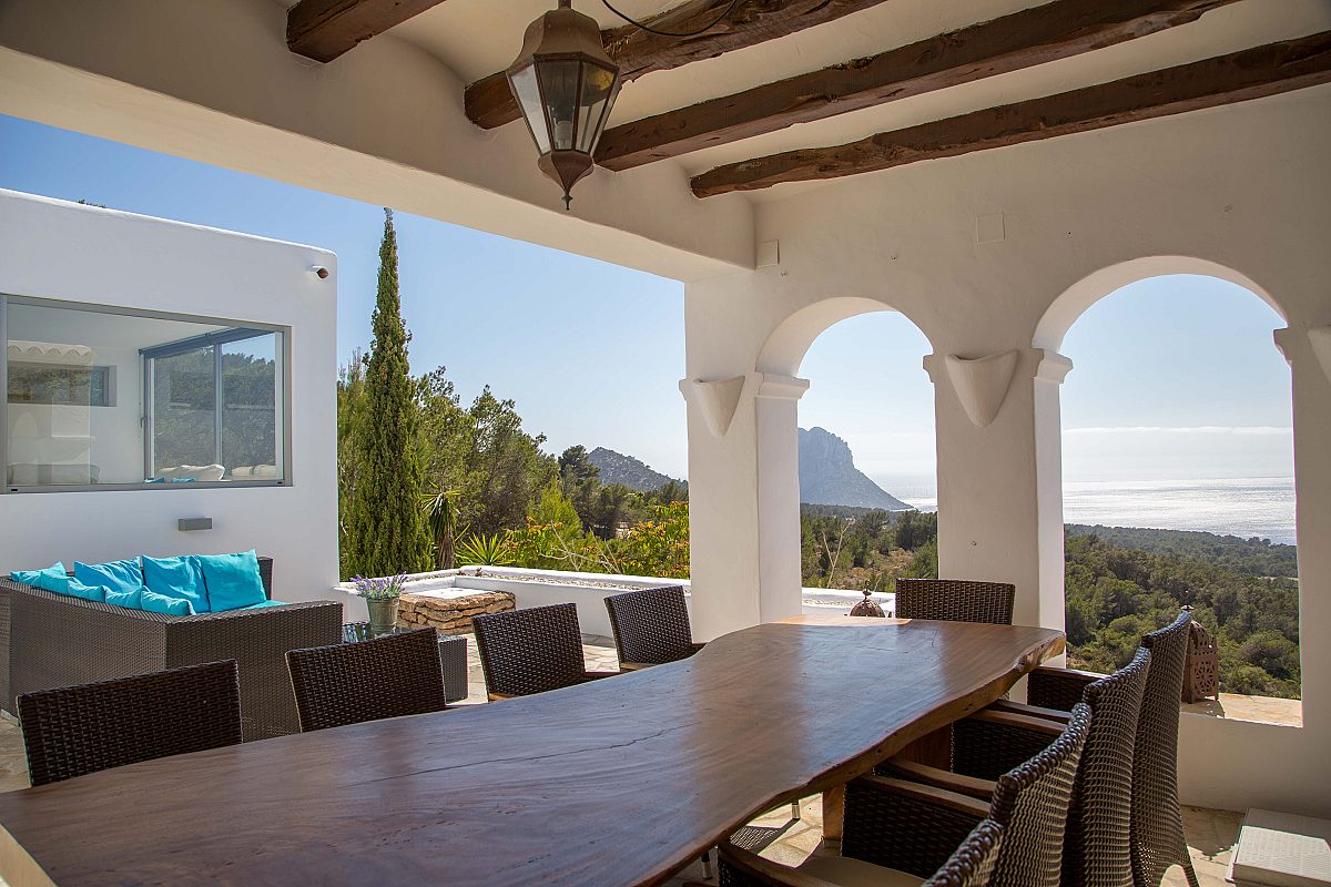 Villa im ibizenkischen Stil mit Ausblick auf den legendären Es Vedra Felsen - 16