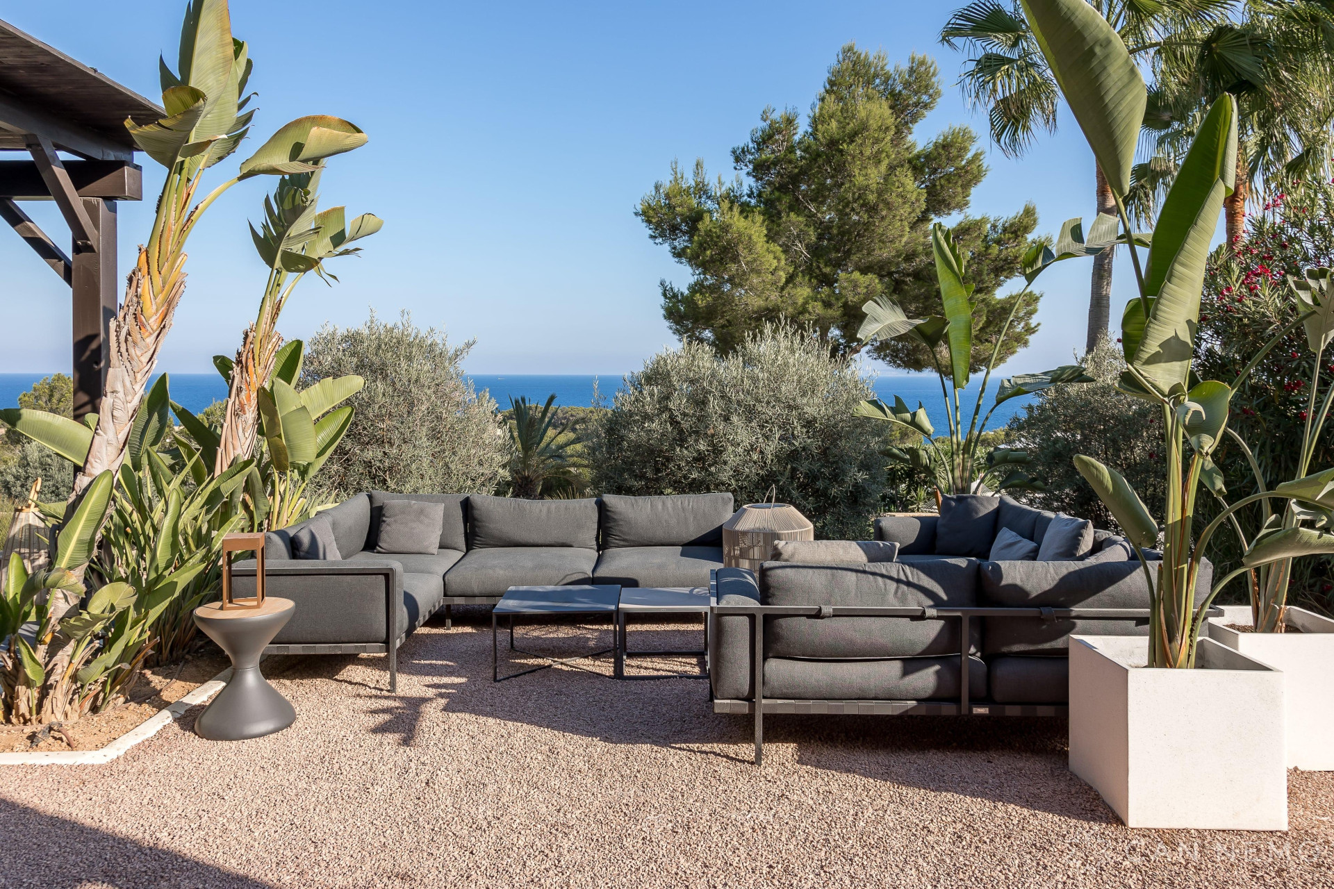 Luxury elegant property in a very sought after location  - 23