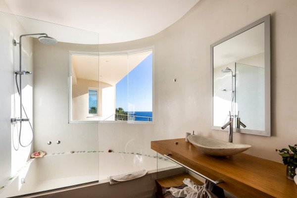 Lujosa y moderna propiedad en vecindario exclusivo - 4